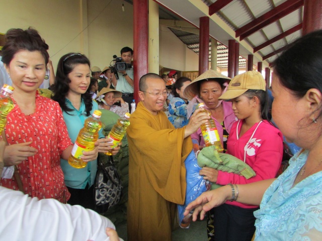 650 gifts offered to the disadvantaged in Nha Trang