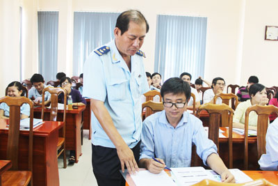 The professional office of Khanh Hoa Customs Department gives customs procedure guidance for local enterprises.