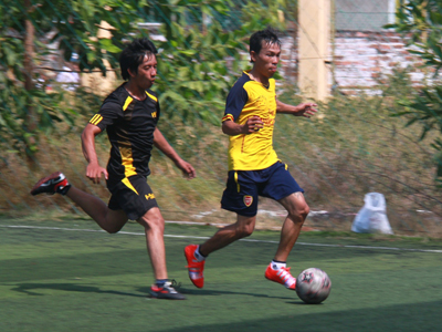 Ruby Hotel (yellow uniform) wins over Khanh Hoa Taxation Department in final match.