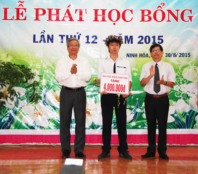 Ninh Hoa Scholarship Fund grants 200 scholarships to students