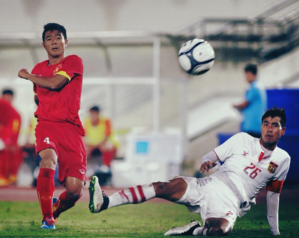 Duc Chinh (red uniform) 