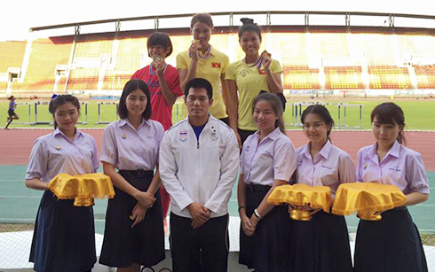 Nguyen Thi Oanh (top row, middle) awarded golden medal.