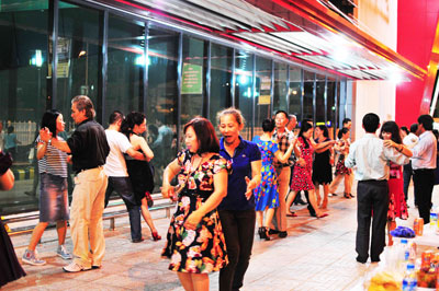 People practicing dancing at free dancing class at BigC Supermarket.