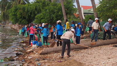 Beach clean-up in Van Hung Commune