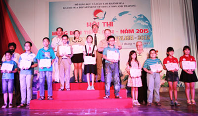 English Oratory Contest winners awarded