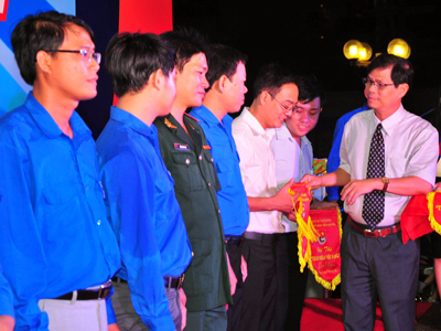 Nguyen Tan Tuan presenting souvenir flags to teams.