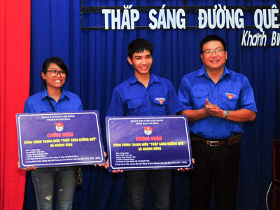 "Lighting up rural roads" in Khanh Dong, Khanh Binh