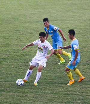  Cong Phuong (white uniform) and his fellows cannot show their best in the match against Sanna KH-BVN.