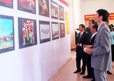 Representatives watching photos at exhibition.