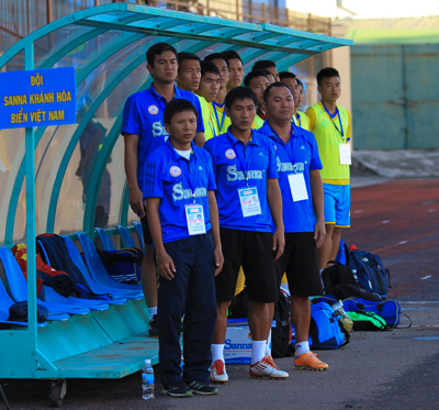 Vo Dinh Tan (front row, left), coach board and players of Sanna KH-BVN.