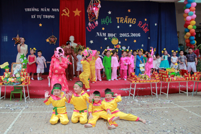 Children at Ly Tu Trong Nursery School enjoy full moon night