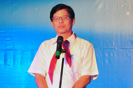 Nguyen Tan Tuan speaking at the Moon Festival.