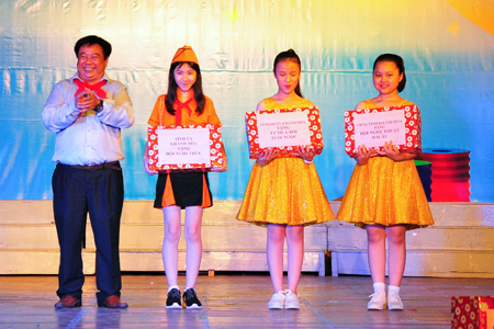 Organization board presenting gifts to clubs practicing at Khanh Hoa Provincial Children’s House.