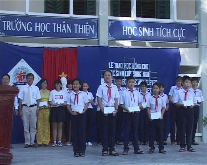 Morbihan Province' scholarships to 17 French bilingual students