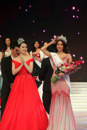 Pham Thi Huong crowned Miss Universe Vietnam 2015 by Miss Universe Vietnam 2008 Nguyen Thuy Lam. The winners of Miss Universe Vietnam 2015.