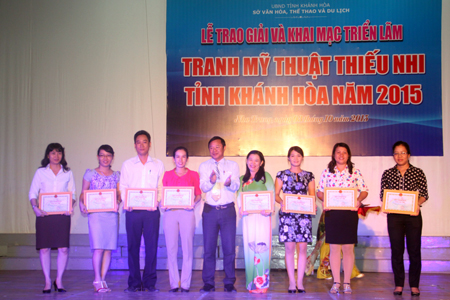 Le Van Hoa, Director of Khanh Hoa Provincial Department of Culture, Sports and Tourism, head of organization board offers whole-group prizes to nine excellent units.