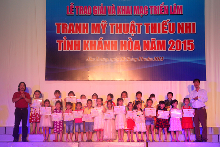 Leaders of Khanh Hoa Provincial Literature – Arts Association giving golden prizes to kindergarten candidates.