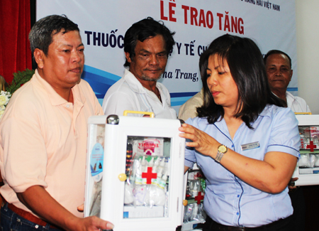 Nha Trang Coastal Radio Station hands first aid kits over to fishermen