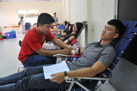 Over 500 young people join blood donation