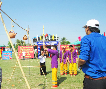 A folk game at the festival.