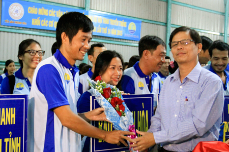 Nguyen Tan Tuan giving flowers to teams.