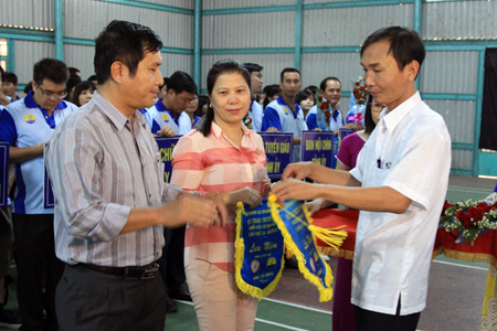 Organization board offer souvenir flags to sponsors.