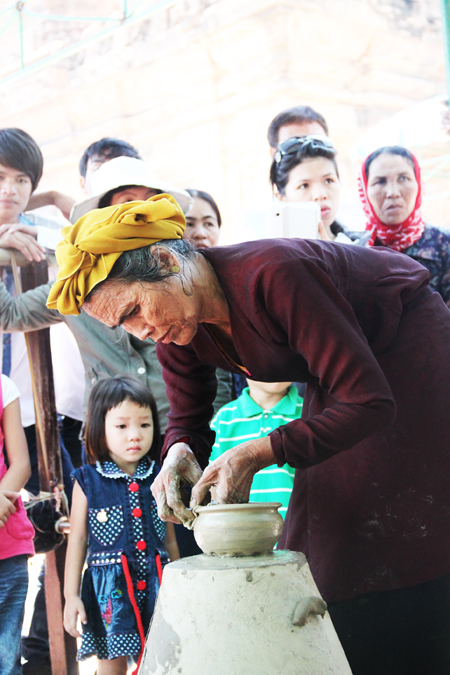 Making Cham pottery at Ponagar Temple.