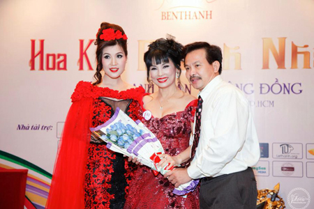 Dinh Thi Thanh Lam (middle) at the charity auction night.