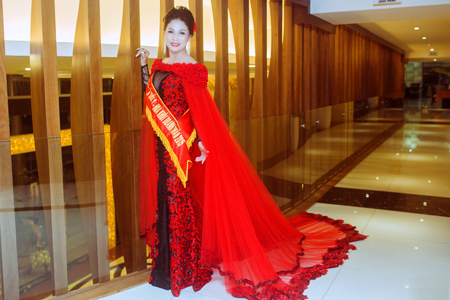 Thanh Lam in the evening dress which is sold at the auction.