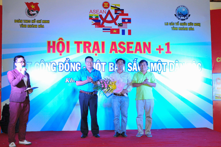 Vo Hoan Hai giving flowers to sponsors.