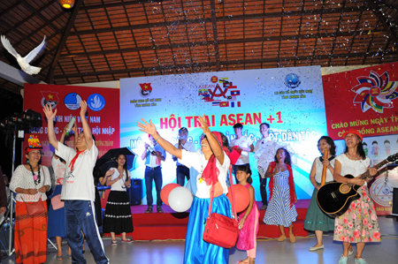 Representative group of Vietnam-France Friendship Association releasing pigeons to express love for peace.