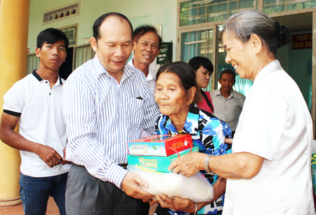 150 gifts offered to seniors in Khanh Vinh