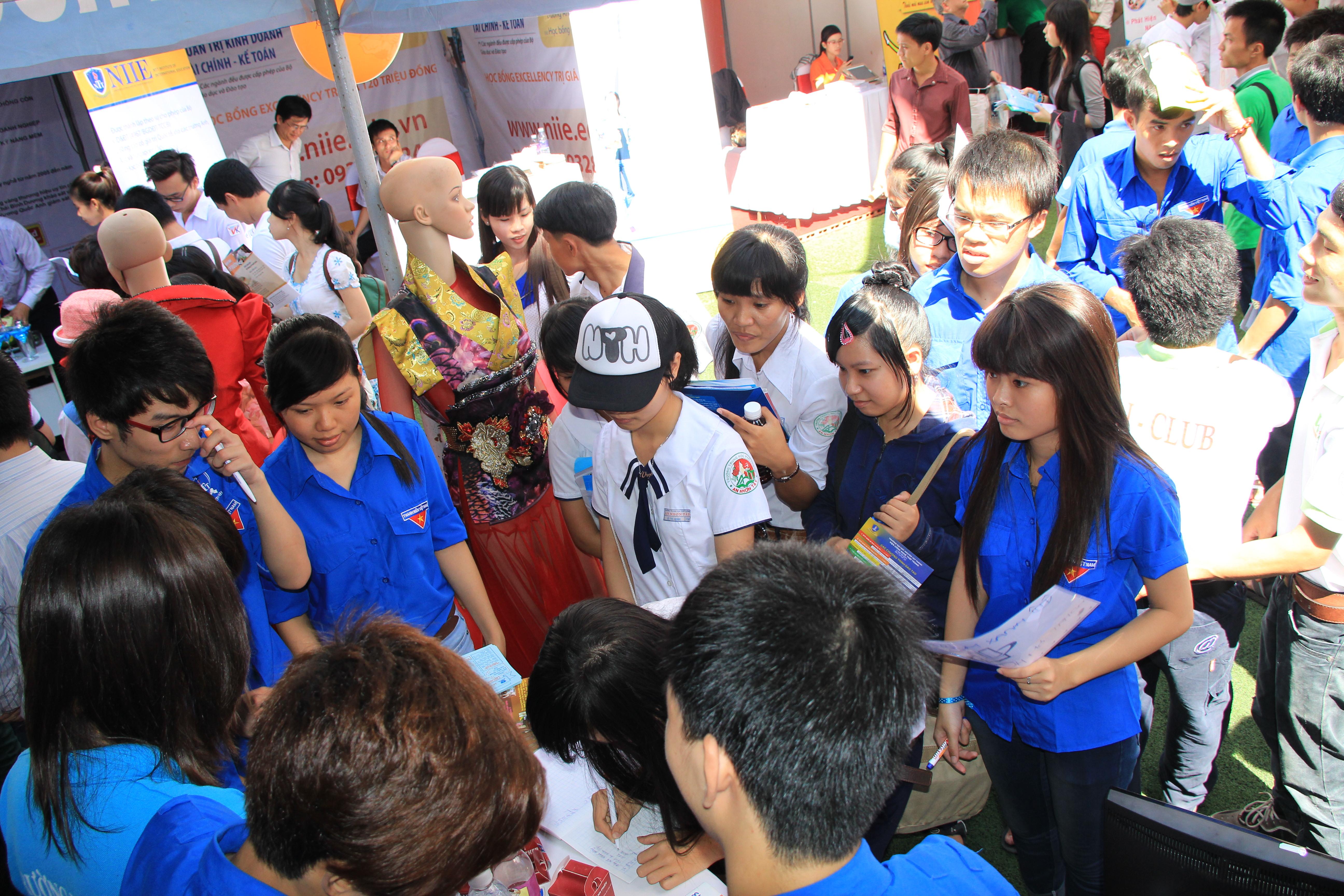 Vocational propaganda program for over 1,500 teenagers