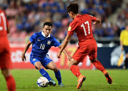 Chanathip Songkrasin (left) known as 'Messi Jay'. (Photo: FourFourTwo)