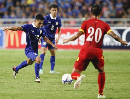 Central midfielder Duy Manh (red uniform)