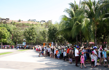 Tourists waiting in line for Vinpearl Land