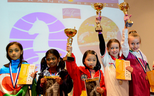 Cam Hien (middle) receiving trophy. (Photo: vietnamchess)