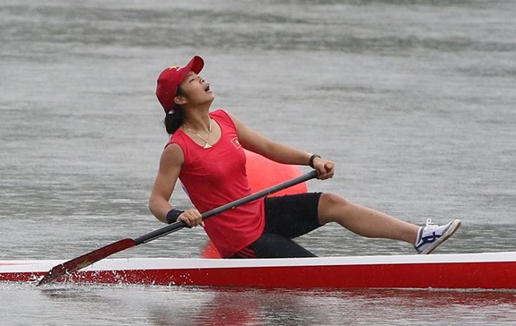 Truong Thi Phuong won the first gold for Vietnam canoeing team at the continental tournament. 