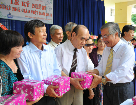 Teachers' Day celebration at Le Quy Don High School