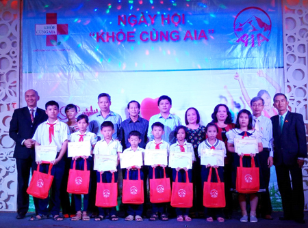AIA offers 20 scholarships to students in Cam Ranh