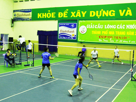 11 medal sets given at Nha Trang badminton tournament for age groups