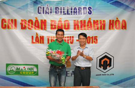 Tran Duy Hung, Editor-in-chief of Khanh Hoa Newspaper offers flowers to sponsor.