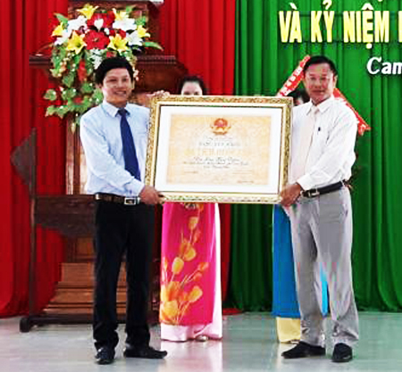 Leader of Cam Ranh City (left) receives national certificate of Hoa Diem Archaeological Relic.