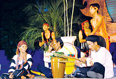 Artisans Cao Thi Thanh (front left) and Mau Quoc Tien (front right) singing Su Thi at cultural festival of the Raglai.