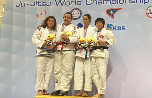 Nguyen Thi Lan (rightmost) receiving bronze medal (Photo: HNMO)