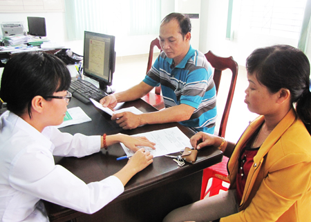 ffcials of Cam Lam District transaction office's  The Bank for Social Affairs guiding  loan application