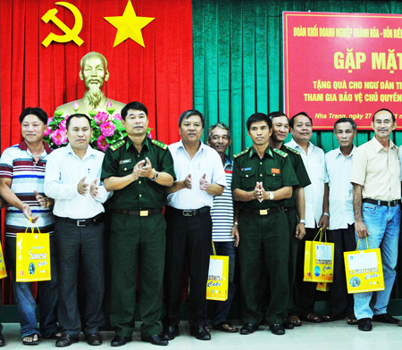 Gifts offered to fishermen engaged in sea and island sovereignty protection