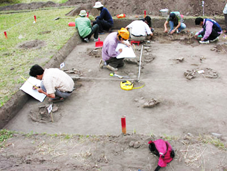 Excavating Hoa Diem Archaeological Relic in 2007. (Photo: Khanh Hoa Provincial Museum)