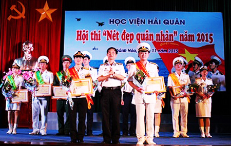 Rear Admiral Nguyen Xuan Dinh, Political Commissar of Naval Academy offering prizes to excellent candidates.