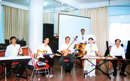 Members of Don ca tai tu Club performing “Da co hoai lang”.